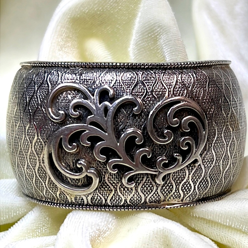 Silpada Sterling silver large cuff bracelet. Pre owned. B 1866.